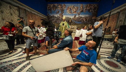 Young Pope rivelato. A Palazzo Reale di Napoli, le fotografie di scena raccontano l’altra parte della storia